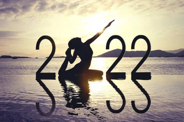 Silhouette Jeune Femme Faisant Yoga Sur Plage Avec 2022 Numéros — Photo