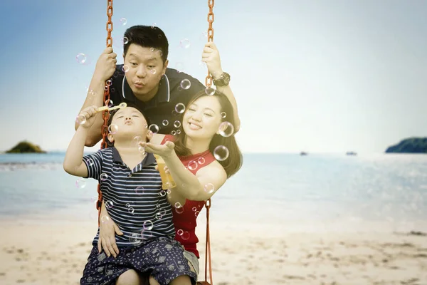 Retrato Familia Feliz Soplando Burbujas Jabón Mientras Juegan Juntos Playa —  Fotos de Stock
