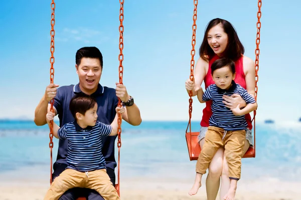 Image Parents Heureux Jouant Balançoires Avec Leurs Fils Tout Faisant — Photo