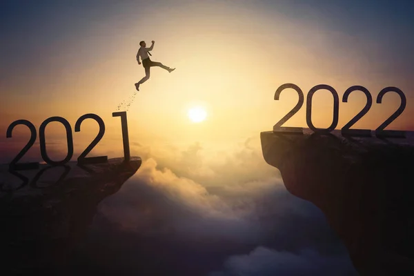 Man Entreprenör Hoppa Gap Klippan Med Siffror 2021 Och 2022 — Stockfoto