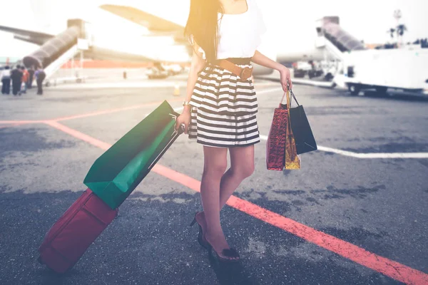 Terminaldeki Havaalanında Valiz Alışveriş Çantaları Taşıyan Genç Kadın Ellerine Yakın — Stok fotoğraf