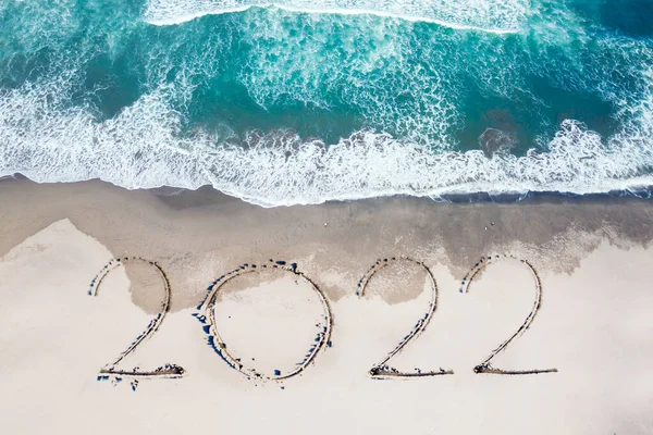 2022 Yeni Yıl Konsepti Kıyı Şeridinin Kumlarına Köpüklü Dalgalarla Yazılmış — Stok fotoğraf