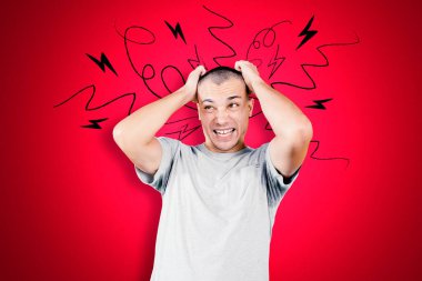 Kafkasyalı adamın resmi kırmızı arka planlı stüdyoda kafasında kaotik sembollerle hayal kırıklığına uğramış görünüyor.