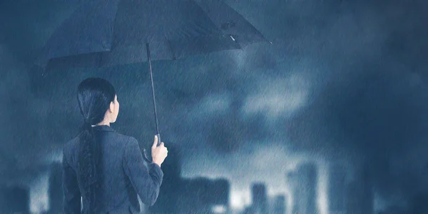 曇りの空を背景に雨の中傘を差した実業家の姿 — ストック写真