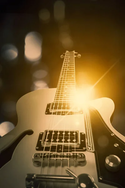 Close Electric Guitar Blurred Sparkling Lights Background Dark Room — Stock Photo, Image