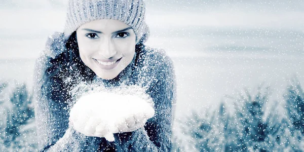 Šťastná Mladá Žena Nosí Pletený Svetr Zatímco Drží Sníh Rukou — Stock fotografie