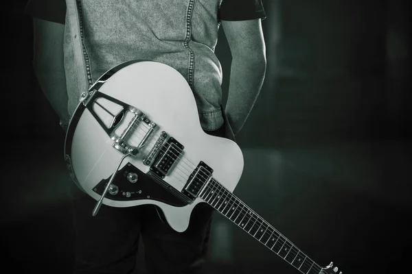 Vista Trasera Del Músico Masculino Llevando Una Guitarra Eléctrica Mientras —  Fotos de Stock