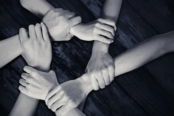 Groep Mensen Handen Die Elkaar Vasthouden Terwijl Eenheidssymbool Maken Donkere — Stockfoto