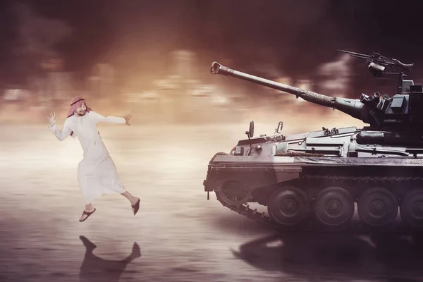 Středovýchodní Muž Vypadá Vystrašeně Zatímco Utíká Vojenského Tanku Zničeným Městským — Stock fotografie