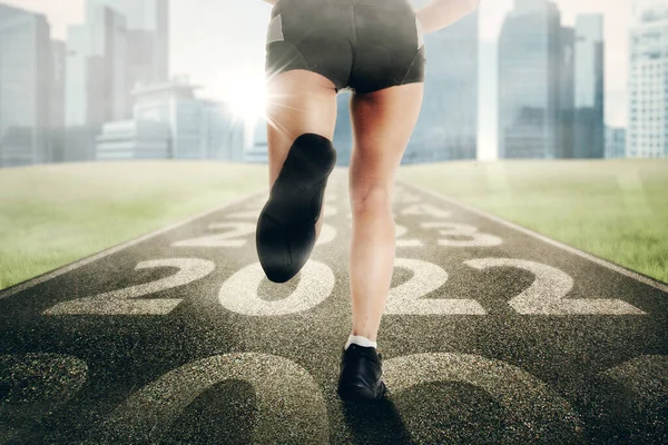 Gelecek Yıla Modern Şehre Koşarken Spor Giyinen Genç Bir Kadın — Stok fotoğraf