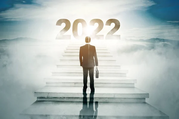 2022 번호로 하늘을 계단을 걷다가 가방을 사업가의 — 스톡 사진