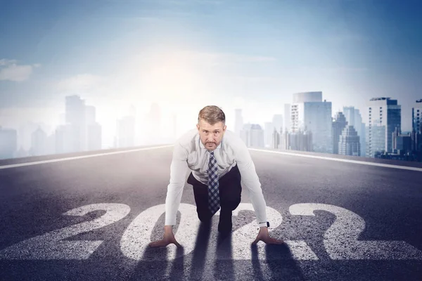 Caucasian Businessman Ready Run While Kneeling 2022 Numbers Road — Stock Photo, Image