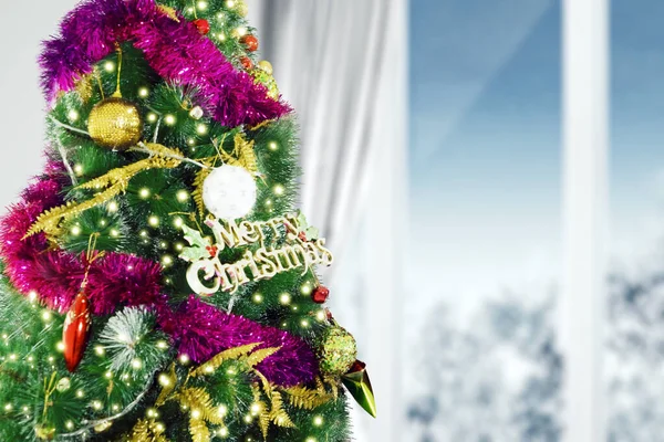 Großaufnahme Des Geschmückten Tannenbaums Mit Frohe Weihnachten Text Wohnzimmer Zur — Stockfoto