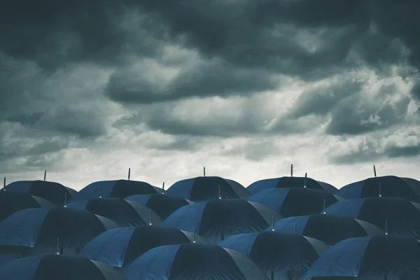 曇り空の背景と雨の嵐で黒い傘の群衆 屋外で撃たれた — ストック写真