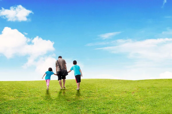 Rückansicht Des Jungen Mannes Hält Seine Hände Kinder Beim Gemeinsamen — Stockfoto