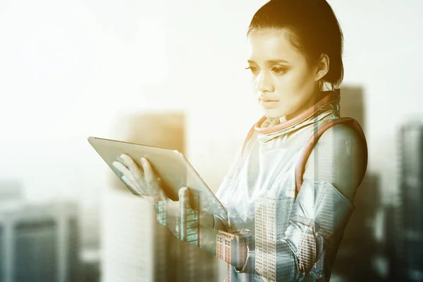 Doppelbelichtung Einer Futuristischen Frau Mit Einem Digitalen Tablet Stehen Vor — Stockfoto