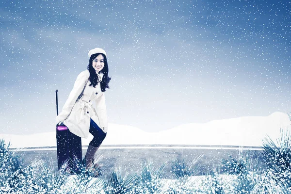 Gelukkige Jonge Vrouw Winterkleding Zittend Bagage Onder Sneeuw Besneeuwde Weg — Stockfoto