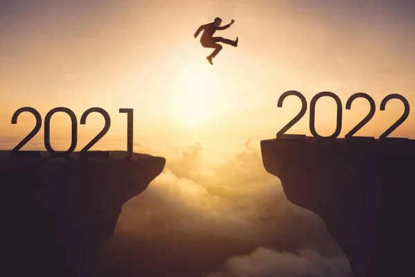 Man Manager Hoppa Gap Klippan Från 2021 Siffror Till 2022 — Stockfoto