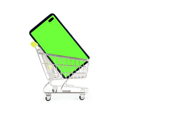 Mini Alışveriş Arabasında Boş Yeşil Ekranlı Cep Telefonunu Kapat Beyaz — Stok fotoğraf