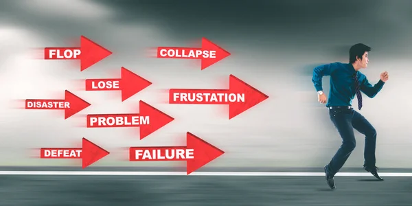 速い動きの背景と道路上で実行している間 若い実業家は彼の問題と赤い矢印から脱出 — ストック写真