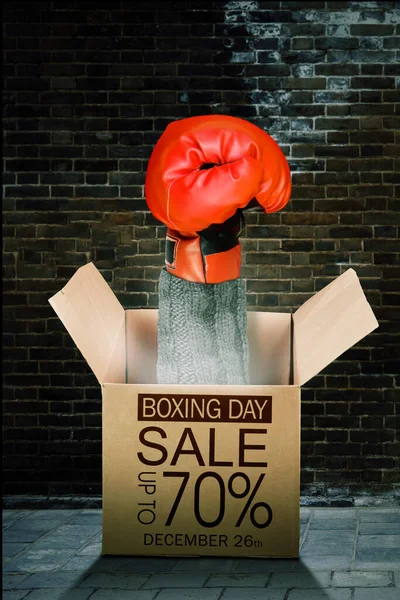 Närbild Boxning Hand Kommer Från Presentförpackning Med Texten Boxing Day — Stockfoto