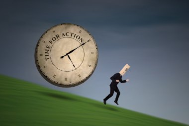 tepede çalışan iş adamı