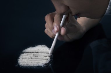 Kokain çeken adam