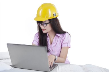 dizüstü bilgisayarda çalışan genç tasarımcı