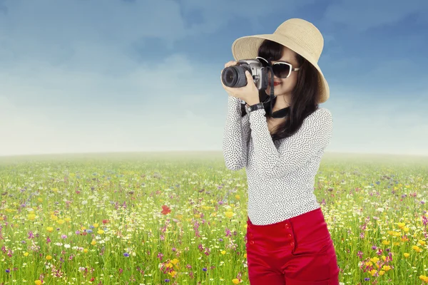 Hermosa mujer tomando fotos al aire libre —  Fotos de Stock