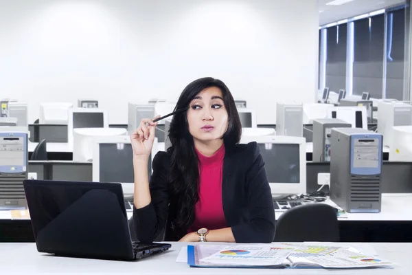 Hermosa mujer pensando idea en la oficina — Foto de Stock