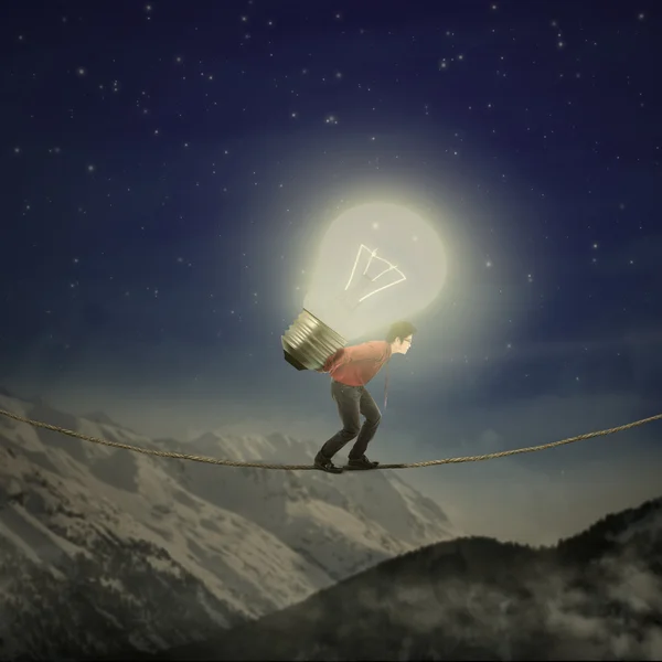 電球はロープを運ぶ実業家 — ストック写真