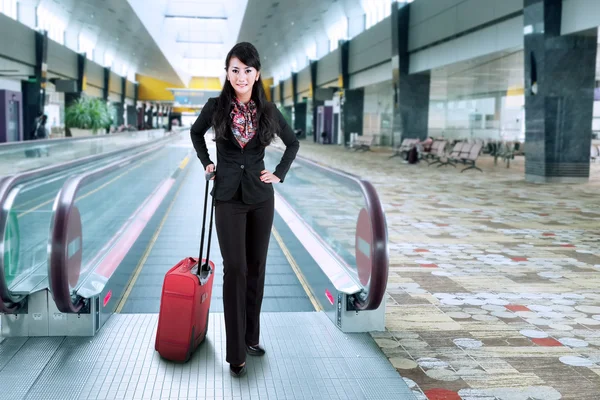 Femme d'affaires debout sur l'escalator 1 — Photo