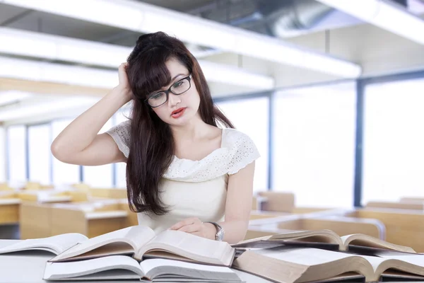 Estudante confuso lendo muitos livros 3 — Fotografia de Stock