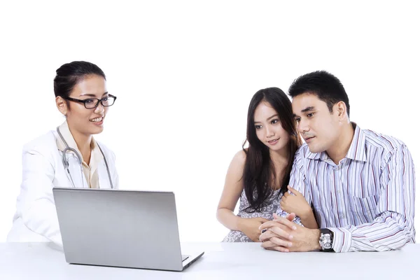 Female obstetricians explaining check up result 1 — Stock Photo, Image