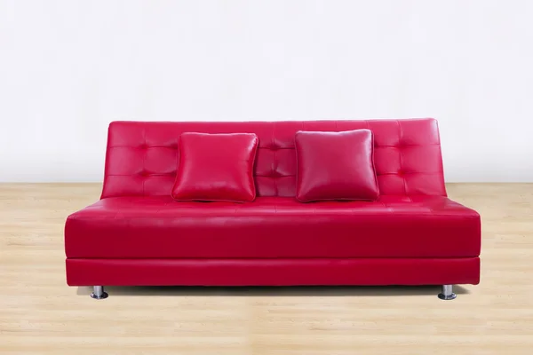 Sofá de couro na sala de estar — Fotografia de Stock