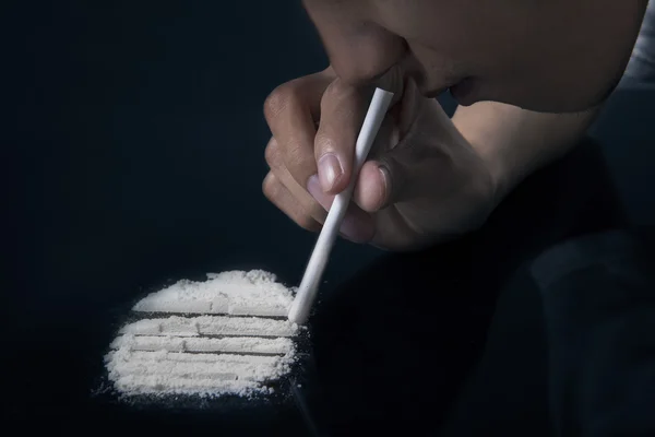 Hombre inhalando cocaína — Foto de Stock