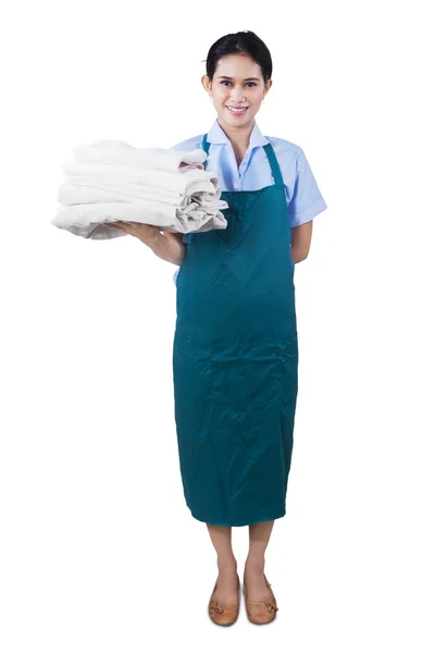 Pretty maid hotel med handdukar 1 — Stockfoto