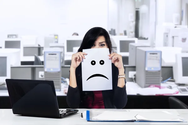 Ongelukkig zakenvrouw in het kantoor — Stockfoto
