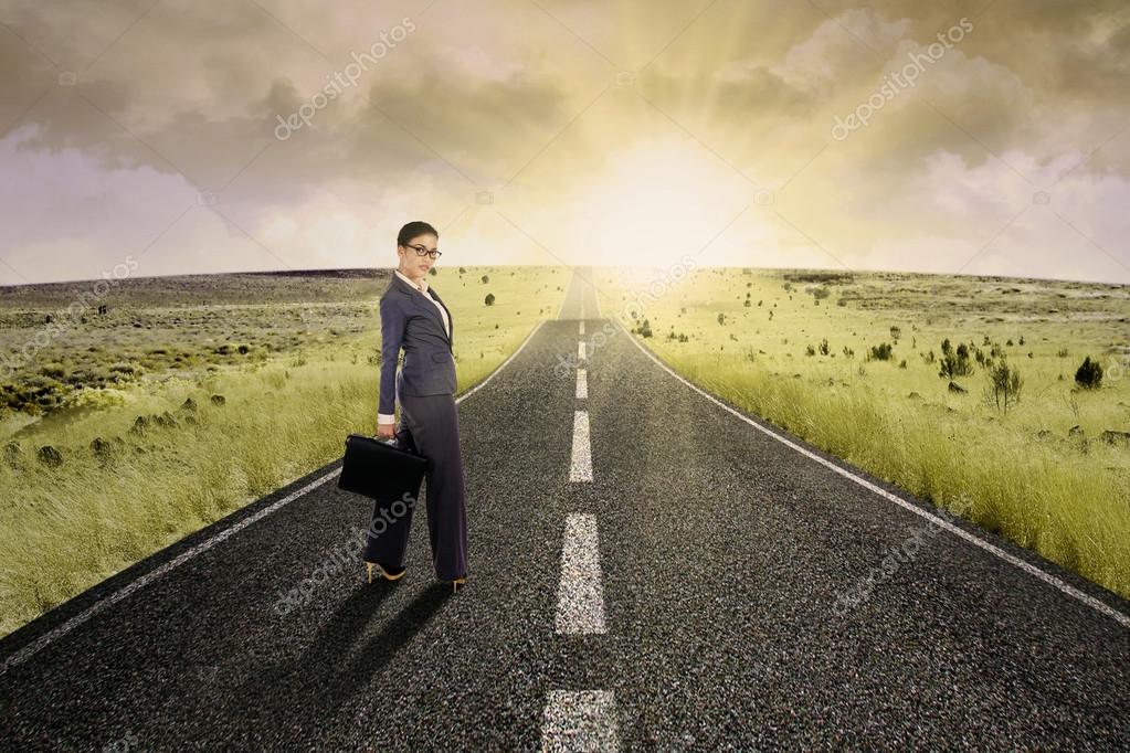 Идти по середине дороги. Одиночество дорога. Идти к цели. Человек идет по дороге. Идти по середине дороги.