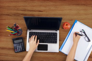 öğrenci el yüksek açılı görünüş