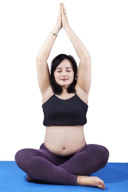 Yoga yaparken hamile Asyalı kadın