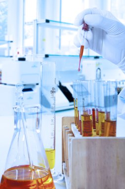 kimyasal testi yaptıkları bilim adamı