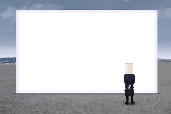 匿名のビジネスマンと空の看板1 — ストック写真