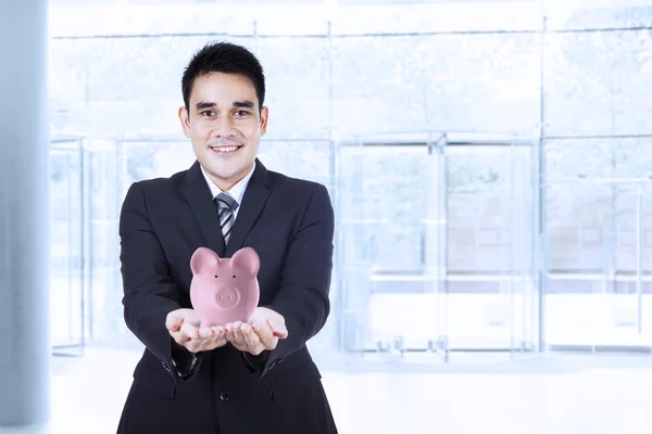 Ázsiai üzletember, a piggy bank — Stock Fotó