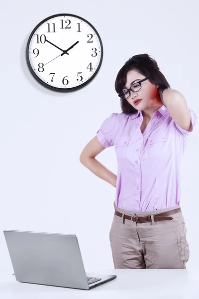 Asiática mujer consiguiendo cuello dolor 1 — Foto de Stock