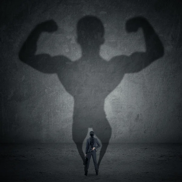 Mujer de negocios y sombra fuerte — Foto de Stock