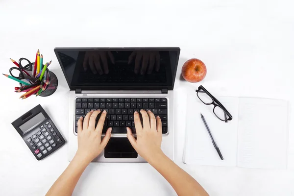 Primer plano del estudiante escribiendo en el ordenador portátil — Foto de Stock