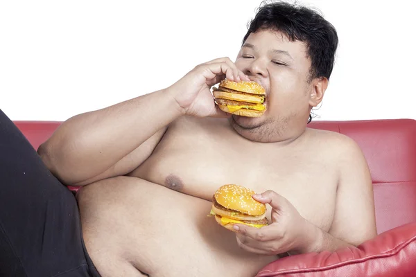 Dikke man eet twee hamburgers 2 — Stockfoto