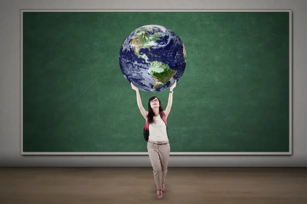 Vrouwelijke student houdt globe — Stockfoto