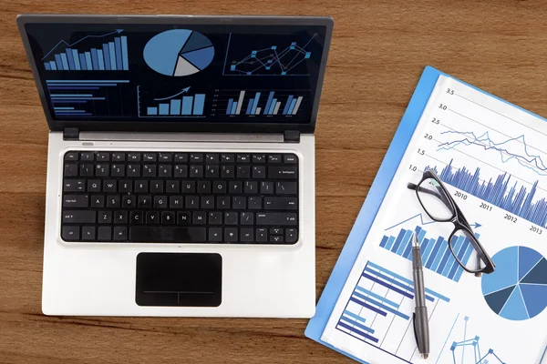 Financial analysis with business chart — Stock Photo, Image